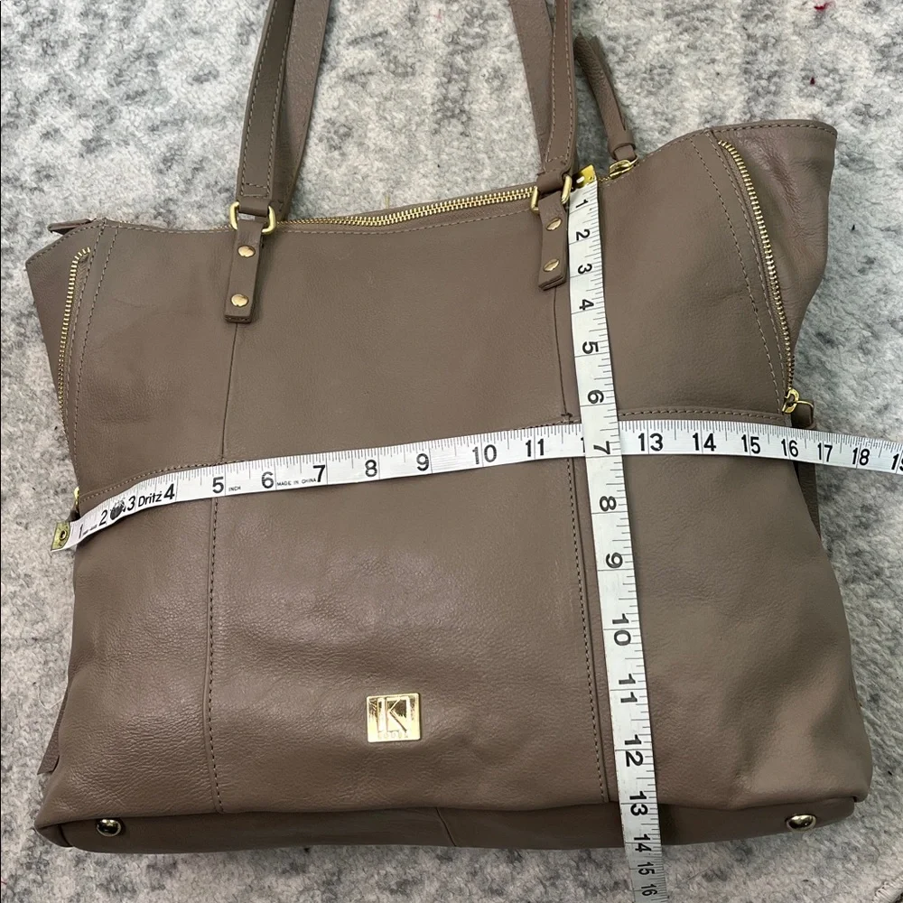 KOOBA EVERETTE TOTE TAUPE PEBBLED LEATHER GOLD HARDWARE ZIP TOP TASSELS LIKE NEW